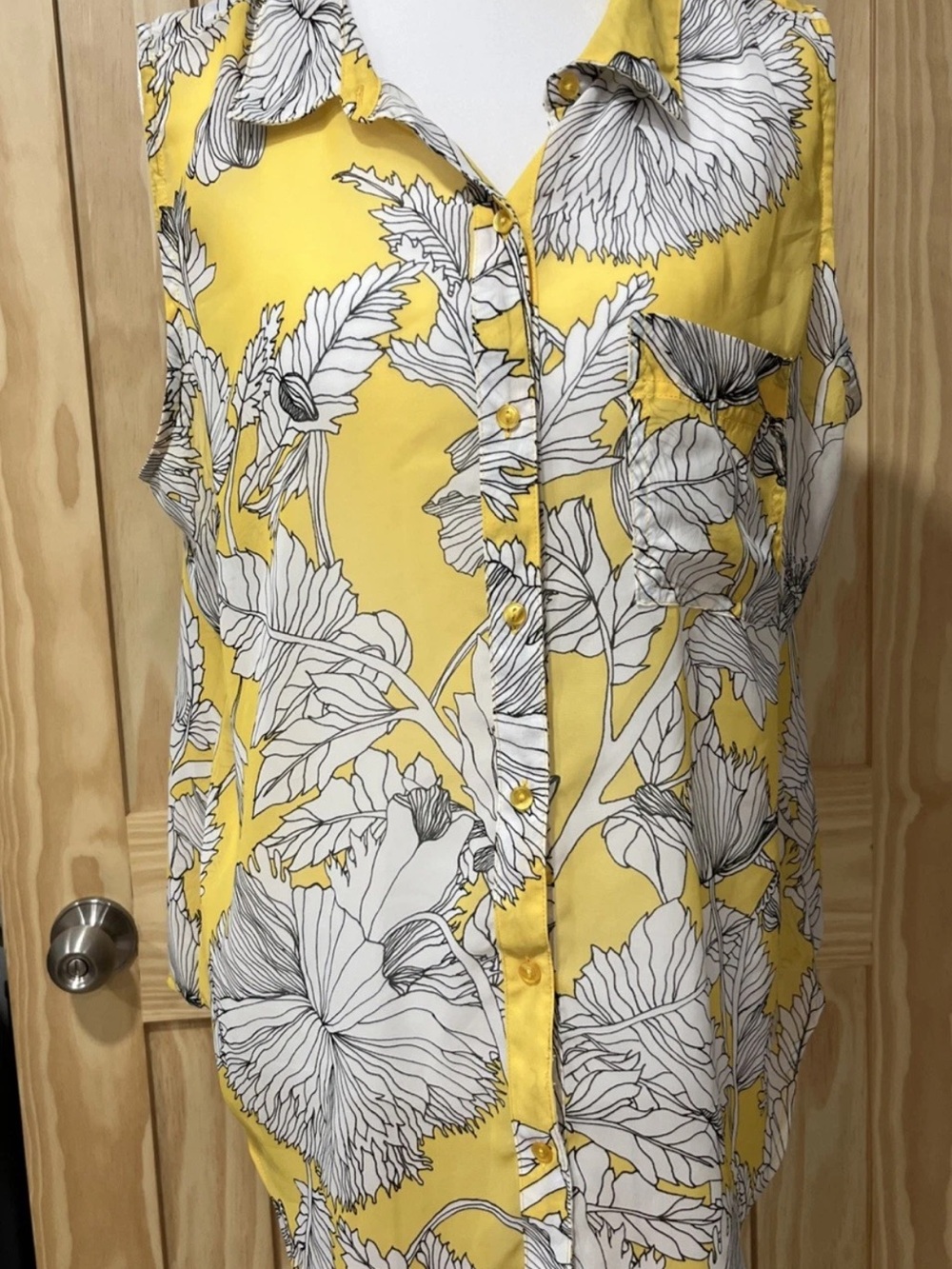 Liz Claiborne Yellow & White Floral Sleeveless Button-Down Top